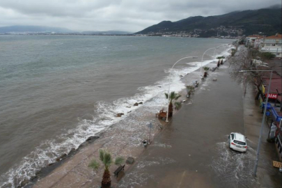 Gemlik'te deniz taştı, sahil yolu sular altında kaldı