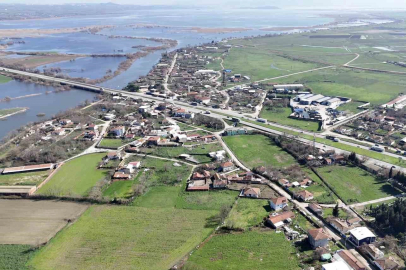 Bursa’da yağışlar göl seviyesini yükseltince evlerin bahçeleri sular altında kaldı