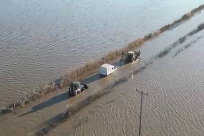 Sel sularında araçta mahsur kalan sürücü ekiplerce kurtarıldı