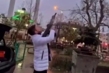 Magandalıkta sınır tanımadı, pompalıyla ateş açıp sosyal medyada yayınladı