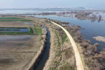 Karacabey çiftçisi yeni sezon ekimleri için suların çekilmesini bekliyor