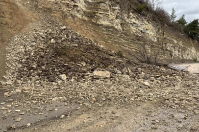 Bursa’da heyelan yolu kapattı: O anlar kamerada