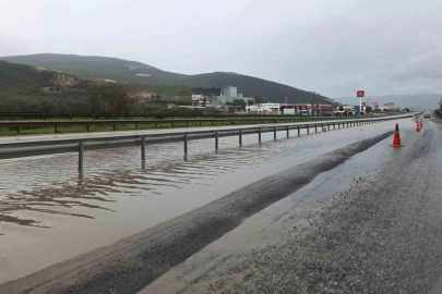 Bursa’da su birikintisine giren otomobil mahsur kaldı