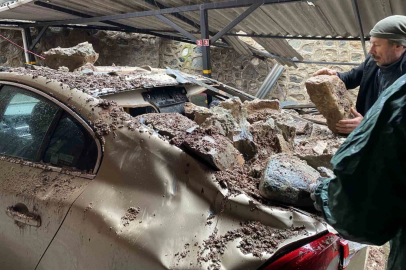 Bursa’da yağışla istinat duvarı çöktü, 3 lüks otomobil zarar gördü