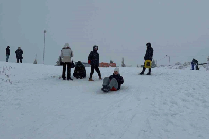 Uludağ’da etkili olan kar yağışıyla günübirlikçiler zirveye akın etti