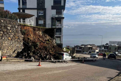 Mudanya’da yağmura dayanamayan istinat duvarı çöktü