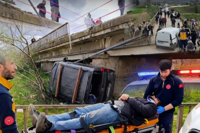 Bursa’da 3 araç birbirine girdi, 1’i dereye uçtu: 4 yaralı