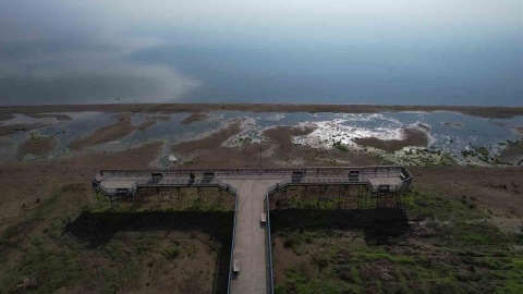 İznik Gölü’nde su çekilmesi alarm veriyor...İskele karada kaldı