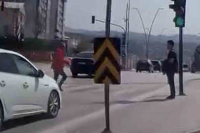 Bir adım hayat kurtardı… Kırmızı ışıkta yola atladı, facia teğet geçti