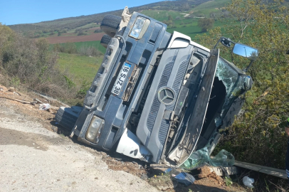 Beton mikseri şarampole yuvarlandı