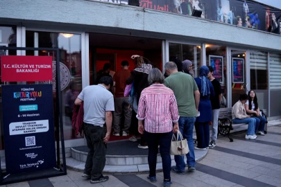 Trabzon'da 'İnsancıklar' tiyatro severlerle buluştu